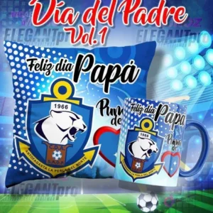 Mockup de una taza y un cojín sublimados con el escudo de Deportes Antofagasta y el mensaje 'Feliz día Papá', ambientado en un estadio de fútbol.