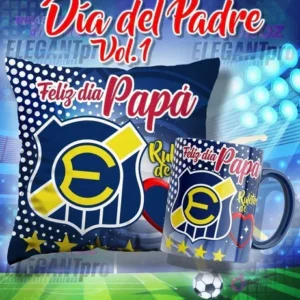 Mockup de una taza y un cojín sublimados con el escudo de Everton de Viña del Mar y el mensaje 'Feliz día Papá', ambientado en un estadio de fútbol.
