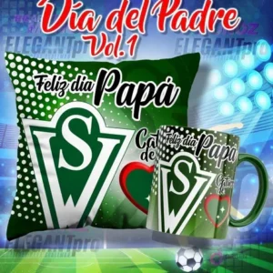 Mockup de una taza y un cojín sublimados con el escudo de Santiago Wanderers y el mensaje 'Feliz día Papá', ambientado en un estadio de fútbol.