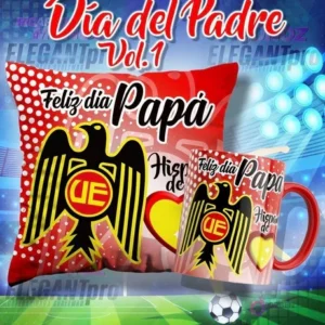 Mockup de una taza y un cojín sublimados con el escudo de Unión Española y el mensaje 'Feliz día Papá', ambientado en un estadio de fútbol.