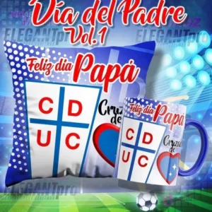 Mockup de una taza y un cojín sublimados con el escudo de Universidad Católica y el mensaje 'Feliz día Papá', ambientado en un estadio de fútbol.