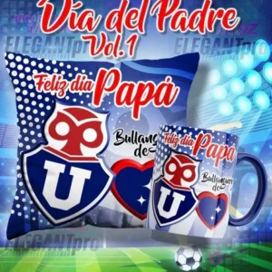 Mockup de una taza y un cojín sublimados con el escudo de Universidad de Chile y el mensaje 'Feliz día Papá', ambientado en un estadio de fútbol.