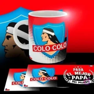 Mockup de una taza sublimada con el logo de Colo-Colo y la frase 'Para el Mejor Papá del Mundo', junto a sus plantillas digitales, sobre un fondo rojo y negro, destacando la calidad de los diseños.