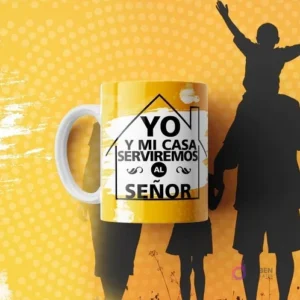 Mug cristiano amarillo con un diseño de casa y la frase 'Yo y mi casa serviremos al Señor', sobre un fondo naranja con siluetas familiares.