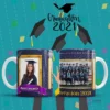 Tazas de sublimación con diseño de graduación 2021, una con foto de mujer graduada y nombre, otra con grupo de graduados y 'Generación 2021'.