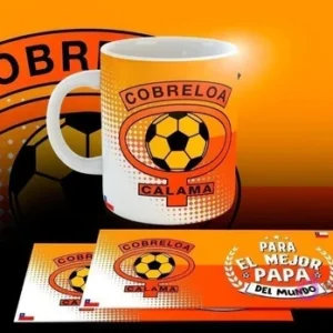 Taza sublimada con el logo de Cobreloa y la frase 'Para el mejor papá del mundo', exhibida con sus diseños planos en un fondo naranja futbolero.
