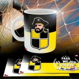 Taza sublimada con el emblemático pirata de Coquimbo Unido y la frase 'Para el mejor papá del mundo', junto a los diseños planos en un fondo temático de fútbol.