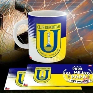 Taza sublimada con el escudo de Universidad de Concepción y la frase 'Para el mejor papá del mundo', con los diseños digitales sobre un fondo de red de fútbol.