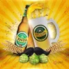 Botella Cerveza Cristal y shopero de sublimación personalizado con nombre Nelson para el Día del Padre, rodeado de cebada y lúpulo sobre fondo amarillo brillante