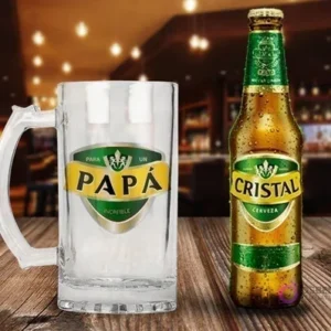 Maqueta de shopero de cristal sublimado con diseño 'Para Un Papá Increíble' junto a una botella de Cerveza Cristal en un ambiente de bar