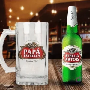 Maqueta de shopero de cristal sublimado con diseño 'Papá Estrella' (estilo Stella Artois) junto a una botella de Cerveza Stella Artois