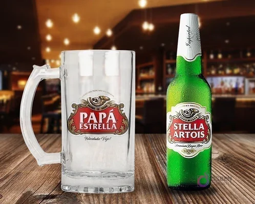 Maqueta de shopero de cristal sublimado con diseño 'Papá Estrella' (estilo Stella Artois) junto a una botella de Cerveza Stella Artois Maqueta de shopero de cristal sublimado con diseño 'Papá Estrella' (estilo Stella Artois) junto a una botella de Cerveza Stella Artois