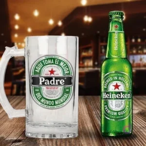 Maqueta de shopero de cristal sublimado con diseño 'Aquí Toma El Mejor Padre del Mundo Mundial' (estilo Heineken) junto a una botella de Cerveza Heineken