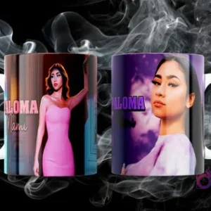 Dos tazas blancas sublimadas con fotografías elegantes de Paloma Mami, en un fondo oscuro con patrones de humo.