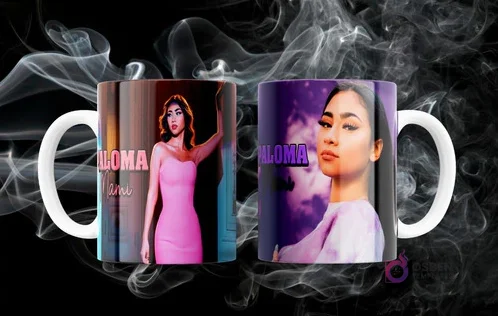 Dos tazas blancas sublimadas con fotografías elegantes de Paloma Mami, en un fondo oscuro con patrones de humo. Dos tazas blancas sublimadas con fotografías elegantes de Paloma Mami, en un fondo oscuro con patrones de humo.