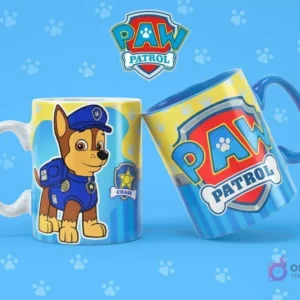 Taza de sublimación blanca con Chase de Paw Patrol, junto a una taza azul con el logo de Paw Patrol, sobre fondo azul con huellas.