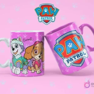Taza de sublimación blanca con Everest y Skye de Paw Patrol, junto a una taza rosa con el logo de Paw Patrol, sobre fondo rosa con huellas.