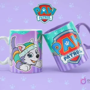 Taza de sublimación blanca con Everest de Paw Patrol, junto a una taza morada con el logo de Paw Patrol, sobre fondo lila con huellas.