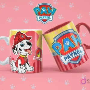 Taza de sublimación blanca con Marshall de Paw Patrol, junto a una taza roja con el logo de Paw Patrol, sobre fondo rosa con huellas.