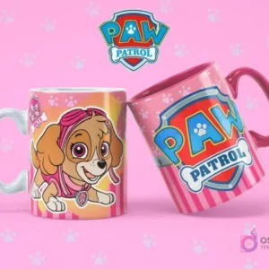 Taza de sublimación blanca con Skye de Paw Patrol, junto a una taza rosa con el logo de Paw Patrol, sobre fondo rosa con huellas.