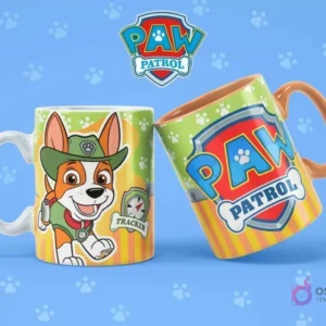 Taza de sublimación blanca con Tracker de Paw Patrol, junto a una taza verde con el logo de Paw Patrol, sobre fondo azul con huellas.