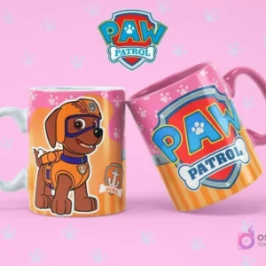 Taza de sublimación blanca con Zuma de Paw Patrol, junto a una taza naranja con el logo de Paw Patrol, sobre fondo rosa con huellas.