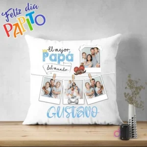 Cojín sublimado con diseño 'El mejor Papá del mundo' y múltiples fotos familiares colgando de una cuerda con pinzas de ropa, estilo polaroid, para el Día del Padre.