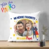 Cojín sublimado con diseño 'Mi Héroe Favorito se llama Papá', foto de padre e hija con bigotes de utilería y figura de superhéroe, ideal para regalo del Día del Padre.