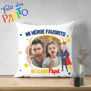 Cojín sublimado con diseño 'Mi Héroe Favorito se llama Papá', foto de padre e hija con bigotes de utilería y figura de superhéroe, ideal para regalo del Día del Padre.