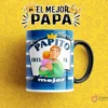 Plantilla de sublimación para tazas del Día del Padre con diseño 'Papito Eres El Mejor', ilustrando a un padre amoroso sosteniendo a su bebé en una taza azul con rayas y fondo amarillo.
