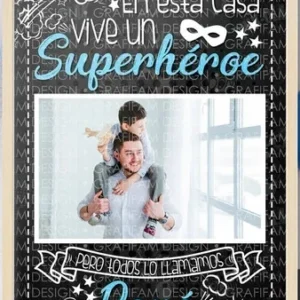 Plantilla editable PPT Día del Padre estilo pizarra con el mensaje 'En esta casa vive un Superhéroe pero todos lo llamamos Papá' y foto de padre e hijo.