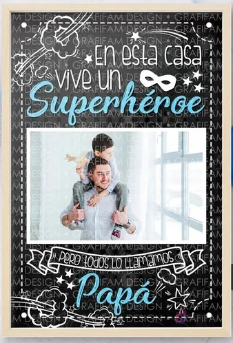 Plantilla editable PPT Día del Padre estilo pizarra con el mensaje 'En esta casa vive un Superhéroe pero todos lo llamamos Papá' y foto de padre e hijo. Plantilla editable PPT Día del Padre estilo pizarra con el mensaje 'En esta casa vive un Superhéroe pero todos lo llamamos Papá' y foto de padre e hijo.