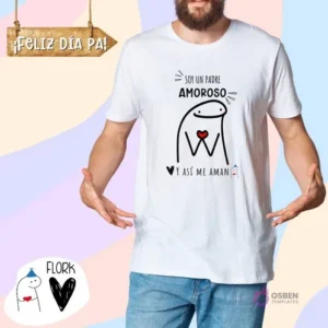 Hombre modelando polera blanca con estampado Flork 'Soy un padre AMOROSO PERO ASÍ ME AMAN', con forma de corazón. Temática de Día del Padre.