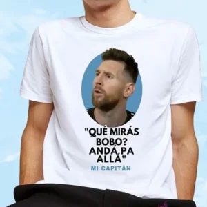 Hombre con camiseta blanca estampada con la frase "Qué Mirás Bobo" y retrato ovalado de Lionel Messi mirando a la derecha sobre fondo celeste, ideal para sublimación textil.
