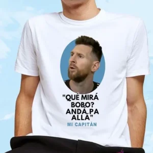 Hombre con camiseta blanca estampada con la frase 