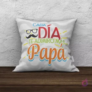 Cojín de sublimación blanco con diseño 'Cada día te admiro más Papá' con gafas y bigote.