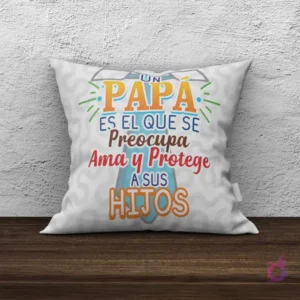 Cojín de sublimación blanco con diseño 'Un papá es el que se preocupa, ama y protege a sus hijos' con corbata azul.