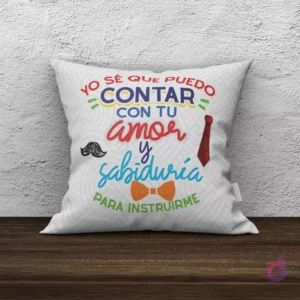 Cojín de sublimación blanco con diseño 'Yo sé que puedo contar con tu amor y sabiduría para instruirme' con corbata y pajarita.