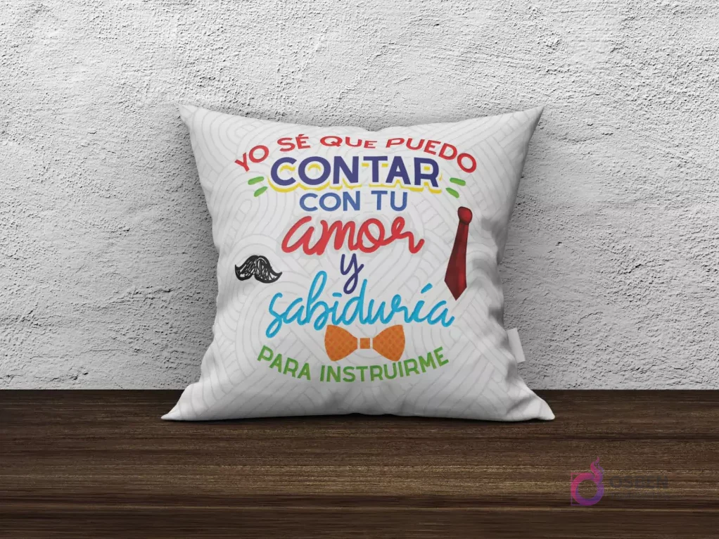 Cojín de sublimación blanco con diseño 'Yo sé que puedo contar con tu amor y sabiduría para instruirme' con corbata y pajarita. Cojín de sublimación blanco con diseño 'Yo sé que puedo contar con tu amor y sabiduría para instruirme' con corbata y pajarita.