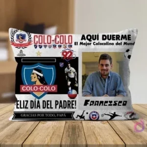 Cojín sublimado de Colo-Colo para el Día del Padre, personalizado con foto y texto 'Aquí duerme el mejor Colocolino del Mundo'. Diseño de plantilla PSD.
