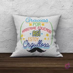 Cojín de sublimación blanco con diseño 'Gracias por haberme educado así, estoy orgullosa' con bigote y estrellas.