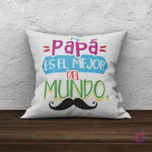 Cojín de sublimación blanco con el mensaje 'Mi papá es el mejor del mundo' y un bigote estilizado.