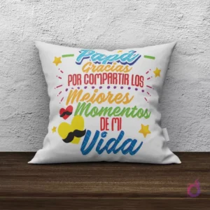 Cojín de sublimación blanco con diseño 'Papá gracias por compartir los mejores momentos de mi vida' con estrellas y corazones.
