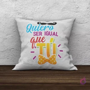 Cojín de sublimación blanco con diseño 'Quiero ser igual que Tú' con bigote y pajarita amarilla con puntos.