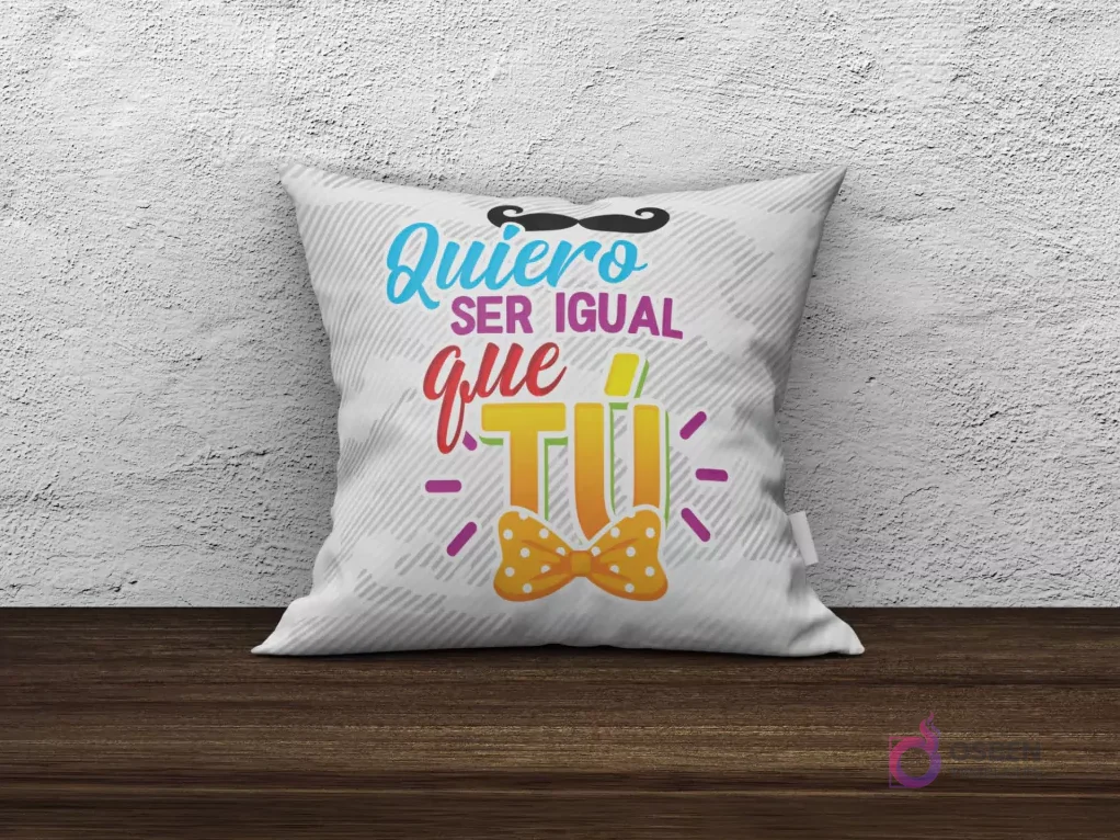 Cojín de sublimación blanco con diseño 'Quiero ser igual que Tú' con bigote y pajarita amarilla con puntos. Cojín de sublimación blanco con diseño 'Quiero ser igual que Tú' con bigote y pajarita amarilla con puntos.