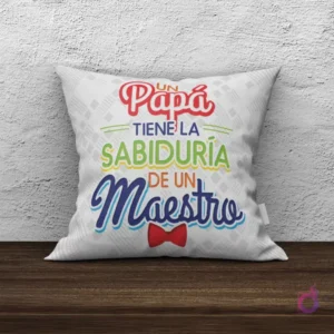 Cojín de sublimación blanco con diseño 'Un papá tiene la sabiduría de un maestro' y un lazo rojo de pajarita.