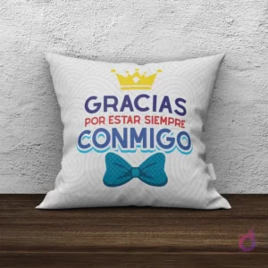 Cojín de sublimación blanco con diseño 'Gracias por estar siempre conmigo' y una corona dorada con pajarita azul.