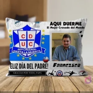 Cojín sublimado de Universidad Católica para el Día del Padre, personalizado con foto y texto 'Aquí duerme el mejor Cruzado del Mundo'. Plantilla digital PSD.