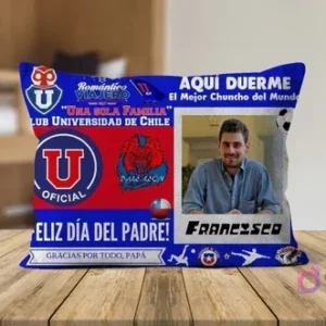 Cojín sublimado de Universidad de Chile para el Día del Padre, personalizado con foto y texto 'Aquí duerme el mejor Chuncho del Mundo'. Plantilla PSD editable.