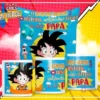 Mockup principal de pack plantillas sublimación Día del Padre con diseño de Goku. Cojín y dos tazas mostrando la frase 'El superhéroe más fuerte, valiente e increíble es mi papá' sobre un fondo azul espacial con cohetes y planetas.